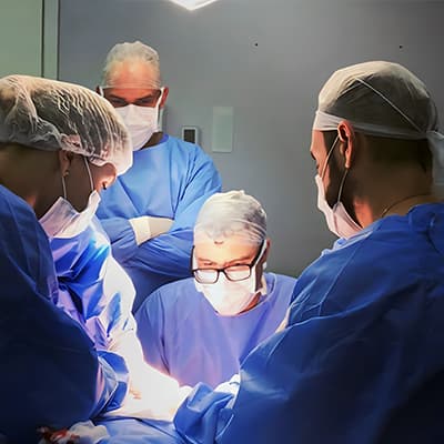 Dr. Lucas Marin Dall Stella conduz uma cirurgia por vídeo.