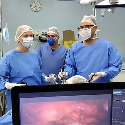 Dr. Lucas Marin Dall Stella conduz uma cirurgia por vídeo.