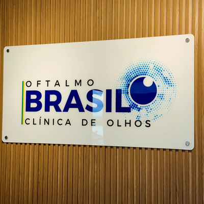 Placa da porta do consultório do Dr. Fernando com a inscrição Oftalmo Brasil Clínica de Olhos.