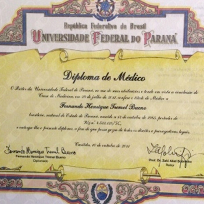 Diploma de médico emitido pela Universidade Federal do Paraná.