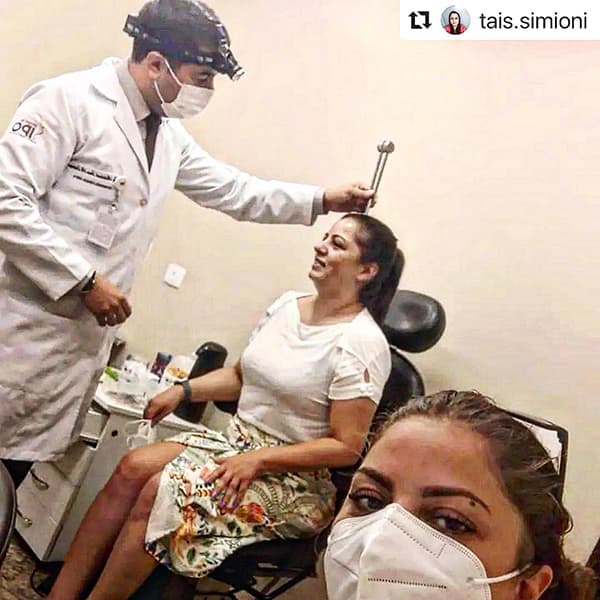 Dr. Mohamad e sua assistente, ambos em uma sala de exames realizando algum tipo de exame em uma paciente.