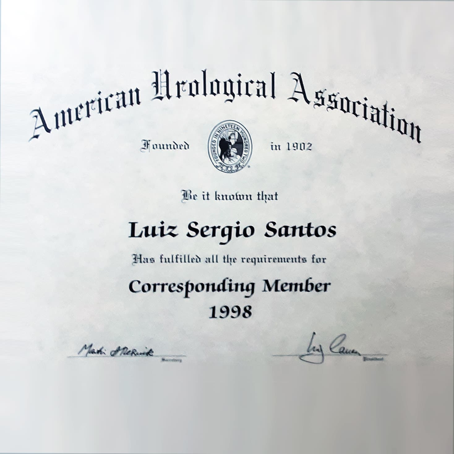 Foto do Diploma do Dr. Luiz Sergio Santos de Membro da American Urological Association