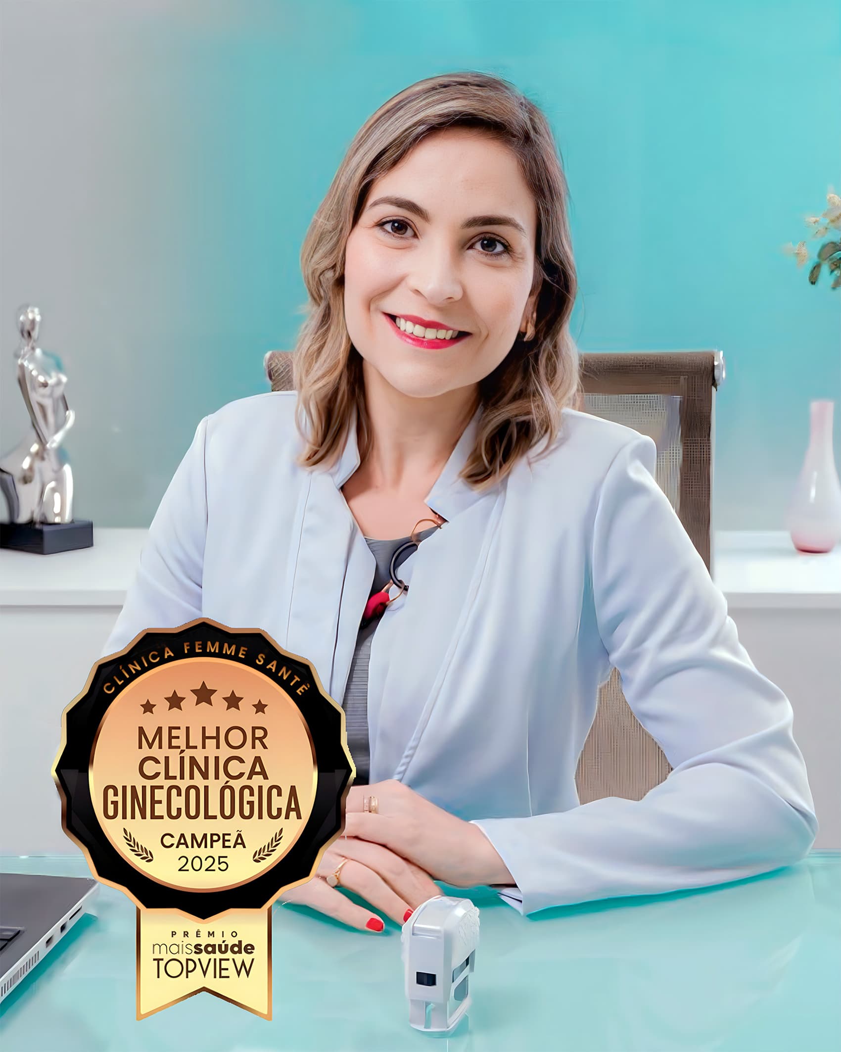 
Dra. Franciele Canesin aparece radiante em seu consultório, transmitindo profissionalismo e simpatia. Com cabelos longos e lisos de tom castanho-claro, ela sorri calorosamente para a câmera, destacando sua maquiagem impecável e batom vermelho vibrante. Vestida com um jaleco branco sobre uma camisa cinza, ela está sentada à mesa de vidro verde, com as mãos elegantemente sobrepostas. O ambiente ao fundo complementa a composição, uma parede verde, um balcão branco com uma escultura prateada e um vaso de flores que trazem um toque acolhedor. Sobre a mesa, itens que refletem sua dedicação profissional um notebook, receituário, carimbo médico e caneta.