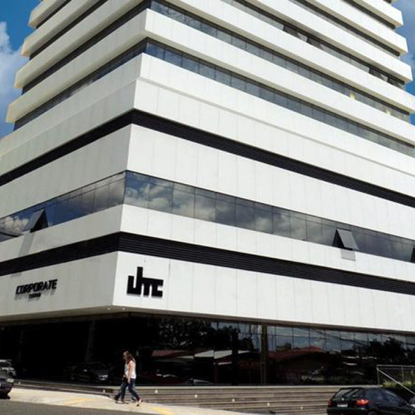 Fachada do edifício Corporate Center onde o consultório do Dr. João está localizado em Ponta Grossa.